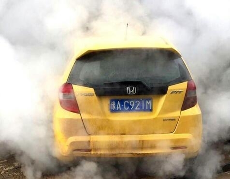 鄭州熱力管道爆裂 蒸汽噴涌高達20米 轎車被蒸3小時 鄭州熱力管道爆裂 蒸汽噴涌高達20米 轎車被蒸3小時